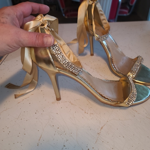 Gold wrap wrounp ankle size 9 pumps. - Picture 3 of 13